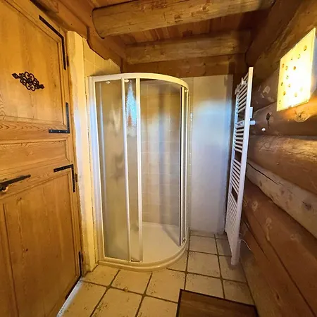 Individuel 4 * En Rondins Sur Pyrenees 2000 فيلة